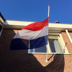 Vlag halfstok dodenherdenking